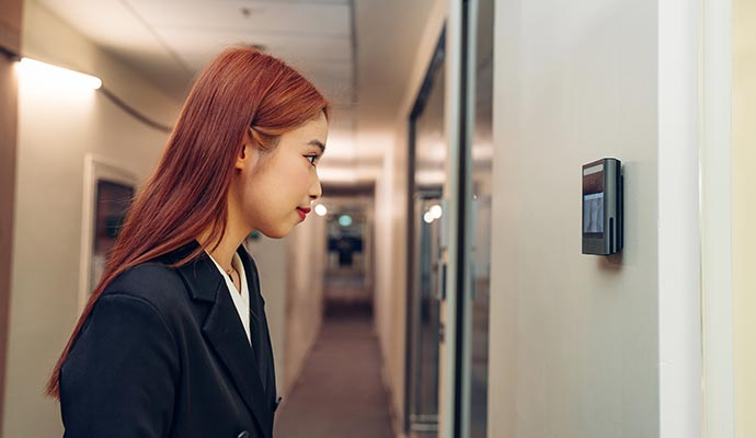 girl using retina lock system